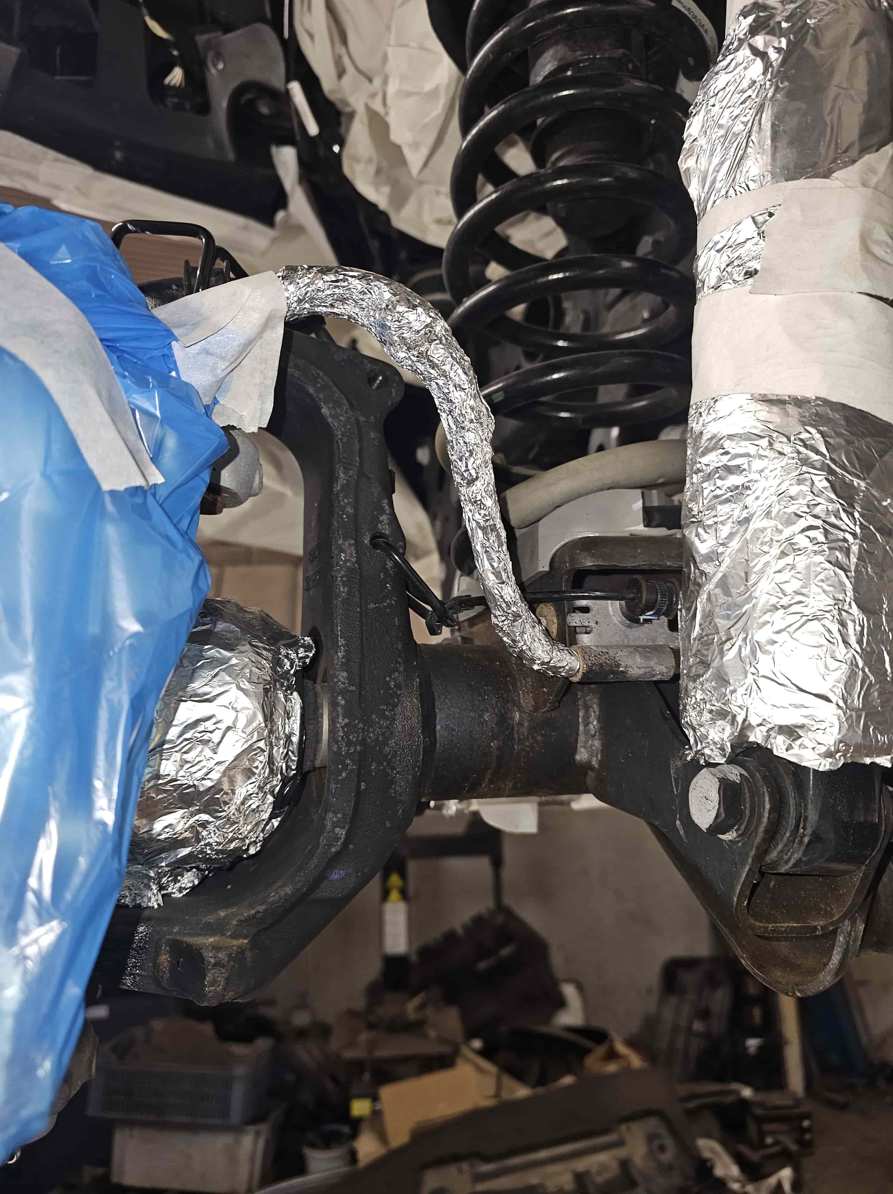 Fékcsövek és futómű takarási